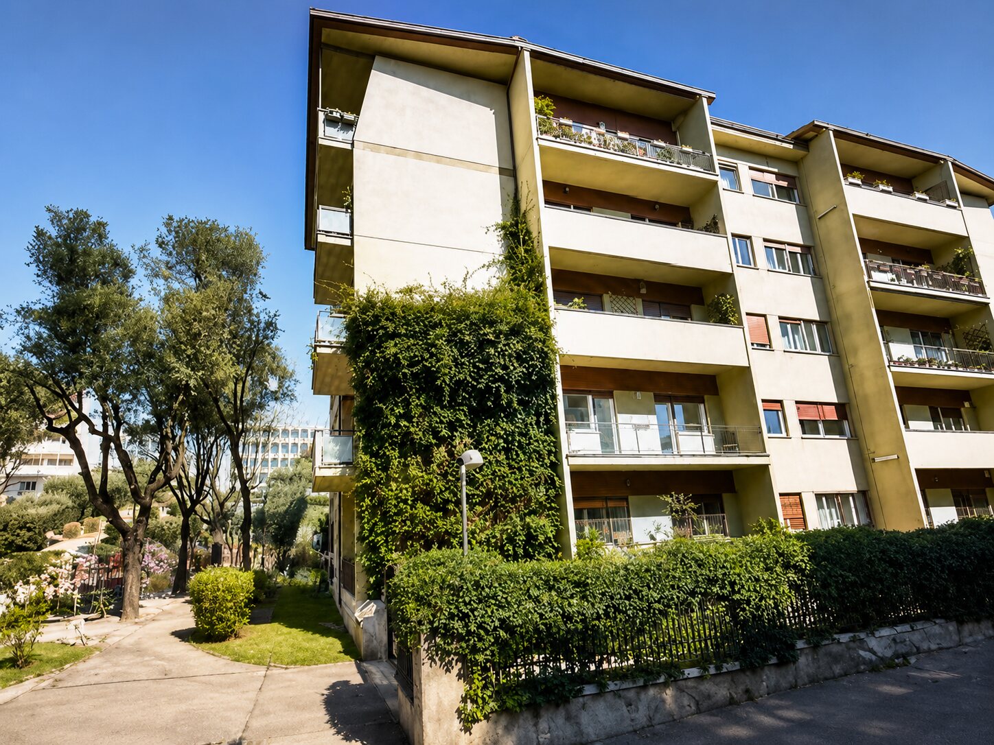 L'edificio che ospita lo Studio, in Viale Pasteur 33 all'EUR, con facciata in travertino.